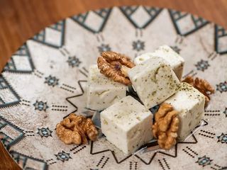 Витримана маринована овеча бринза з травами та волоським горіхом (120г)