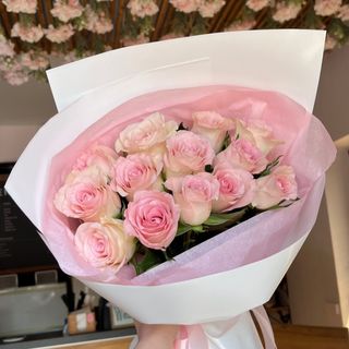 13 рожевих троянд