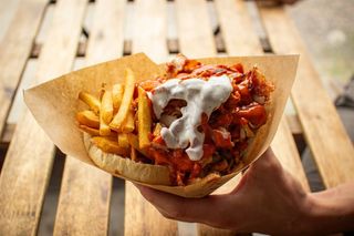 Bułka mięsna z frytkami