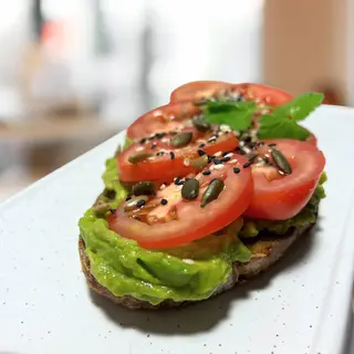 Tostada De Aguacate Y Tomate Natural