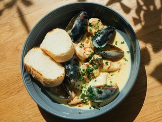 Соте з морепродуктів з вершково-медовим соусом та грінками чіабати (400g)