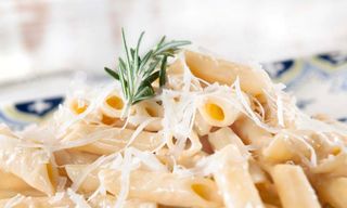 Pasta 4 queso con bibita più postre 