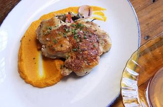 Churrasco de pollo con puré de zanahoria