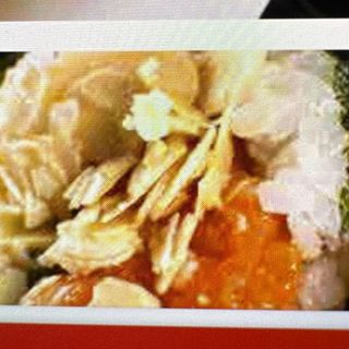 74.Temaki salmone scaglie di mandorle