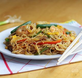 76 Spaghetti Soba con Frutti di Mare, Uova e Verdure