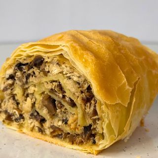 Штрудель з куркою, грибами та сиром