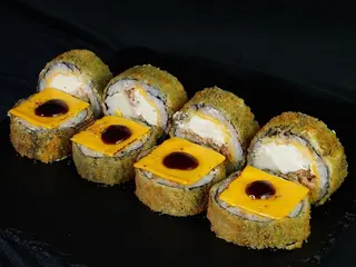 Roll w tempurze z pieczonym łososiem, gruszką i serem cheddar (8szt) (330g)
