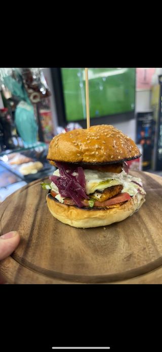 Pollo croccante, insalata, cipolla caramellata e burrata