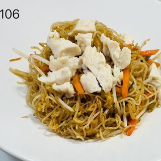 106 Spaghetti di riso con pollo e verdure miste