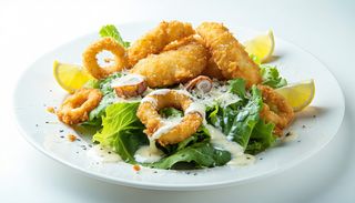 Салата Цезар с хрупкав калмар