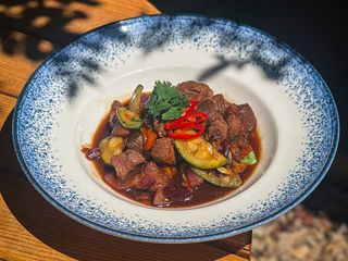 ТЕЛЯТИНА З ОВОЧАМИ В ГРАНАТОВОМУ СОУСІ