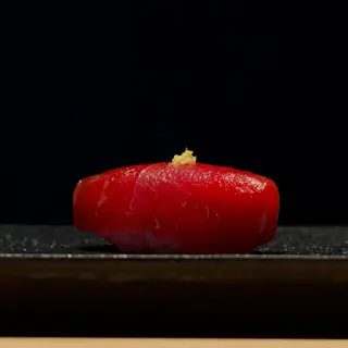 Nigiri de Atún Akami Zuke (1 unidad)