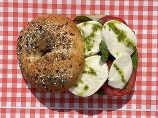 Бейгл капрезе (280g)