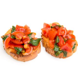 Bruschete cu rosii si masline si humus cu ardei copt