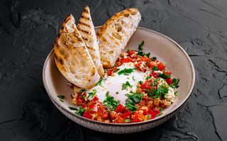 Ouă în sos de roșii și ardei dulci cu pâine grillată (new)