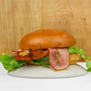 BURGER POLLO: Pechuga de pollo  crujiente con mozzarela, beicon, vegetales (Mezcla de lechugas) con salsa de miel y mostaza (Pan Brioche)