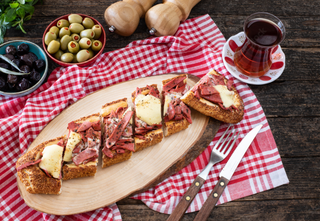 Пиде с турска пастърма