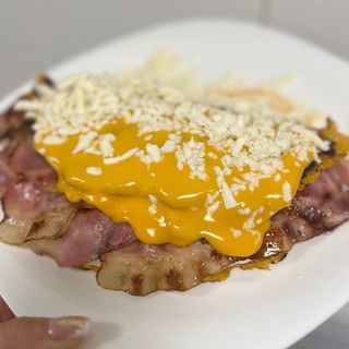 Cachapa de queso de mano, bacon y queso cheddar 