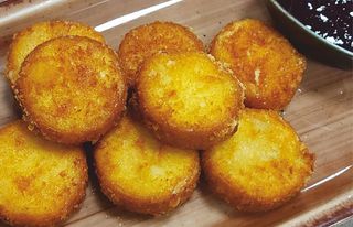 Панирани пушени сиренца със сладко от боровинки  (250г)