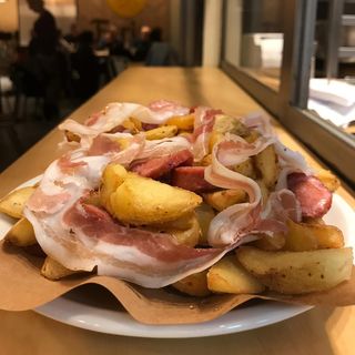 Patate con würstel e pancetta