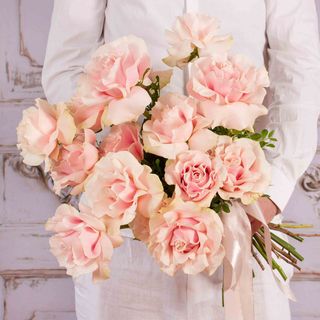 Buchet cu 15 trandafiri roz pal