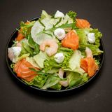 Салат з тигровою креветкою та лососем (220г)