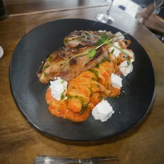 Teleći kotleti u sosu od ajvara i fete