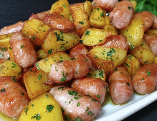 Patatas Con Salchichas De Pollo (Ración)