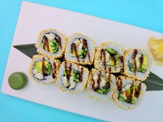 Каліфорнія з вугром (230г)