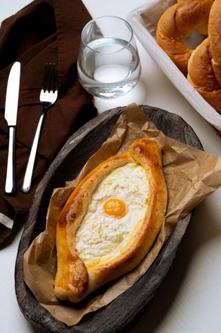 Khachapuri sa sirom i jajima