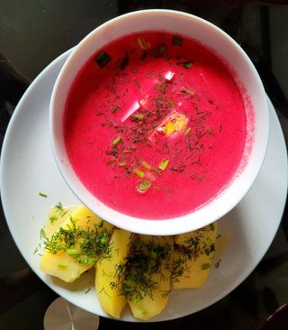 Botwinka z jajkiem na twardo, gorącymi ziemniakami z cebulką