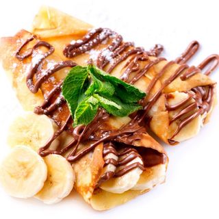 Dos crepés de dulce de leche y plátano