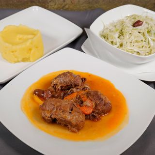 Obrăjori de porc cu piure de cartofi și salată