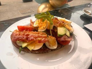 Tost raženi avokado, jaja, panceta