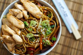 Ramen saltata con carne stagionata