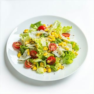 Ensalada de lechuga, tomate y maíz