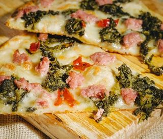 Pizza friarielli napoletani e salsiccia al spicchio 