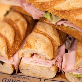 Bocadillo de jamón dulce y queso