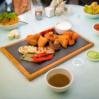 Platou vegetal 270/50 g (sosul este inclus)