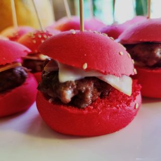 Hamburguesita de pan de briod con ternera avileña