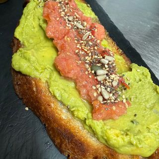 TOSTADA DE TOMATE Y AGUACATE 