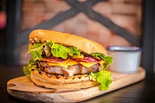 Бургер със свински стек (300г)