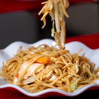 34. Tallarines salteados con pollo