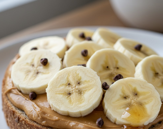 Pan con crema de cacahuete y plátano