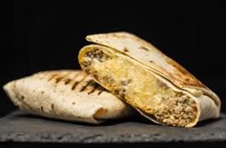 French tacos con salsiccia