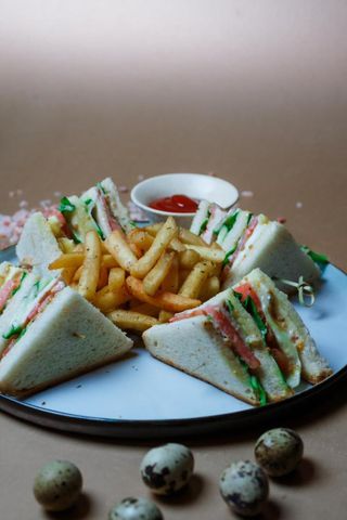 Клаб-сэндвич с куриной грудкой и  овощами.