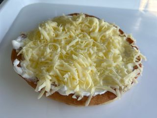 Langos cu cascaval si smantana
