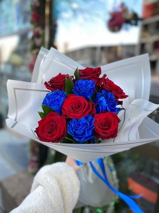 #9. წითელი და ლურჯი პრემიუმ ხარისხის ჰოლანდიური ვარდების თაიგული