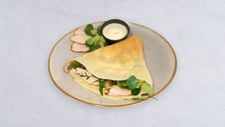 Naleśnik z wędzonym kurczakiem