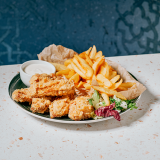 Aripioare de pui crispy cu cartofi prăjiți